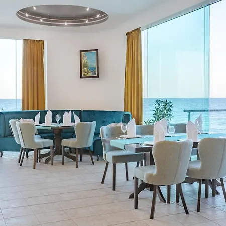 Marina Hotel, Sunny Day Warna