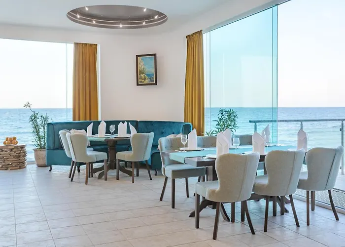 Marina Hotel, Sunny Day Warna