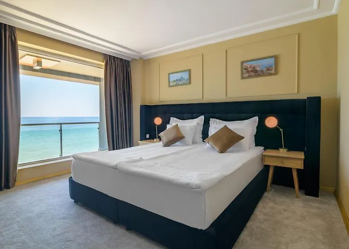 Marina Hotel, Sunny Day Warna