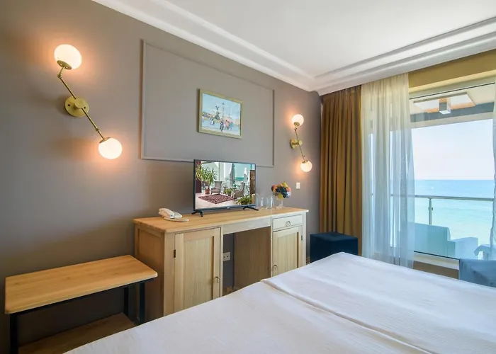 Marina Hotel, Sunny Day Hotel Warna