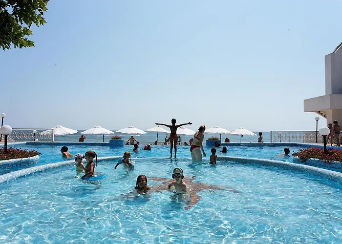 Marina Hotel, Sunny Day Warna