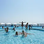 Marina Hotel, Sunny Day فارنا